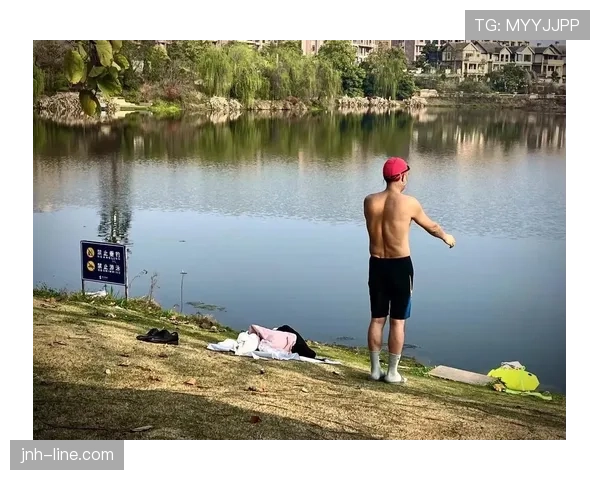 王昶训练完直接瘫在场边啃冰棒，这松弛感是真不装啊